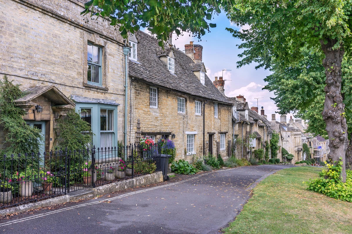 english village of burford, quiet and lovely row of stone houses