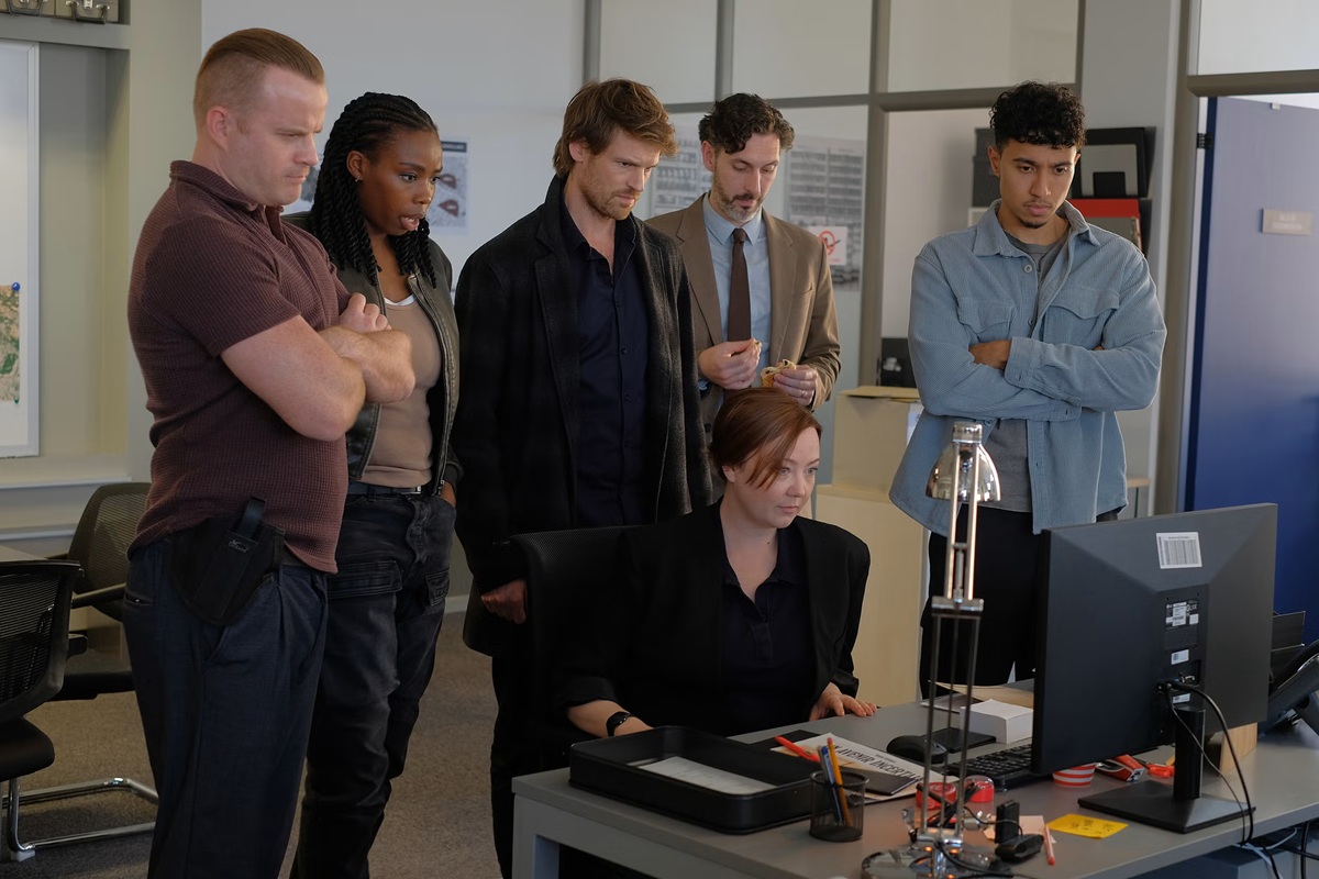 maigret cast members staring at a computer